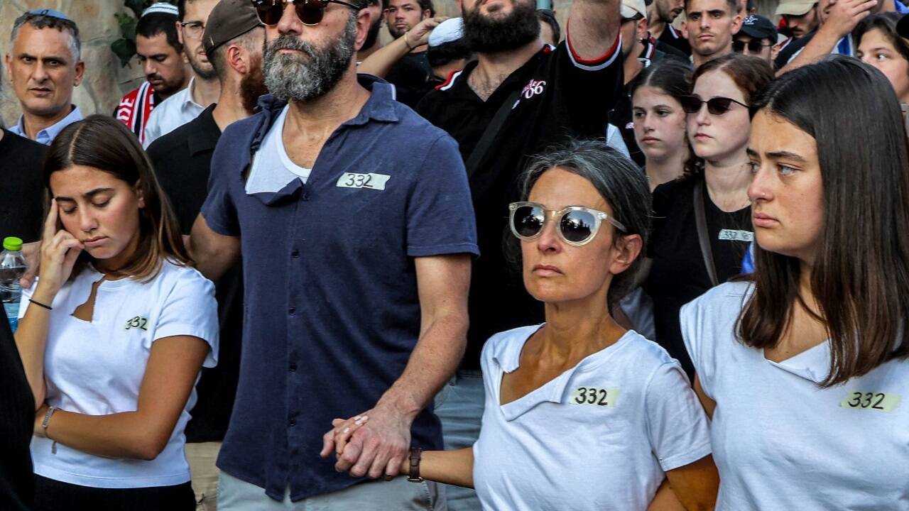 Seine Familie führte am Montag den Trauerzug für Hersh Goldberg-Polin an. Der 23-Jährige wurde in Jerusalem beerdigt. Viele Menschen zeigten ihre Anteilnahme und säumten den Weg zum Begräbnis. 