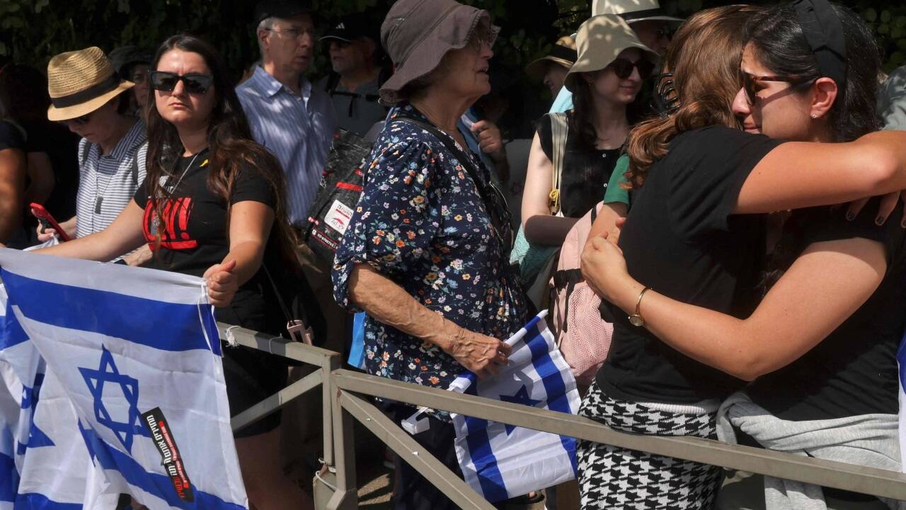 Seine Familie führte am Montag den Trauerzug für Hersh Goldberg-Polin an. Der 23-Jährige wurde in Jerusalem beerdigt. Viele Menschen zeigten ihre Anteilnahme und säumten den Weg zum Begräbnis. 