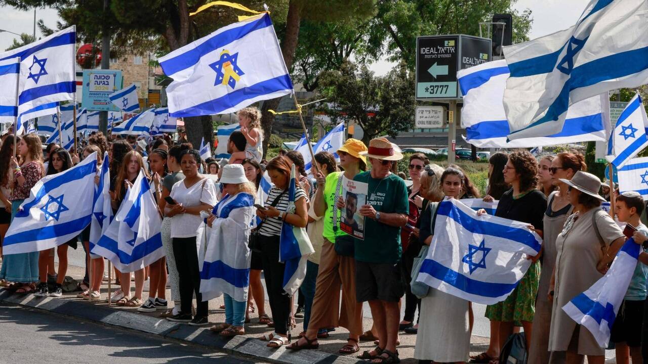 Seine Familie führte am Montag den Trauerzug für Hersh Goldberg-Polin an. Der 23-Jährige wurde in Jerusalem beerdigt. Viele Menschen zeigten ihre Anteilnahme und säumten den Weg zum Begräbnis. 