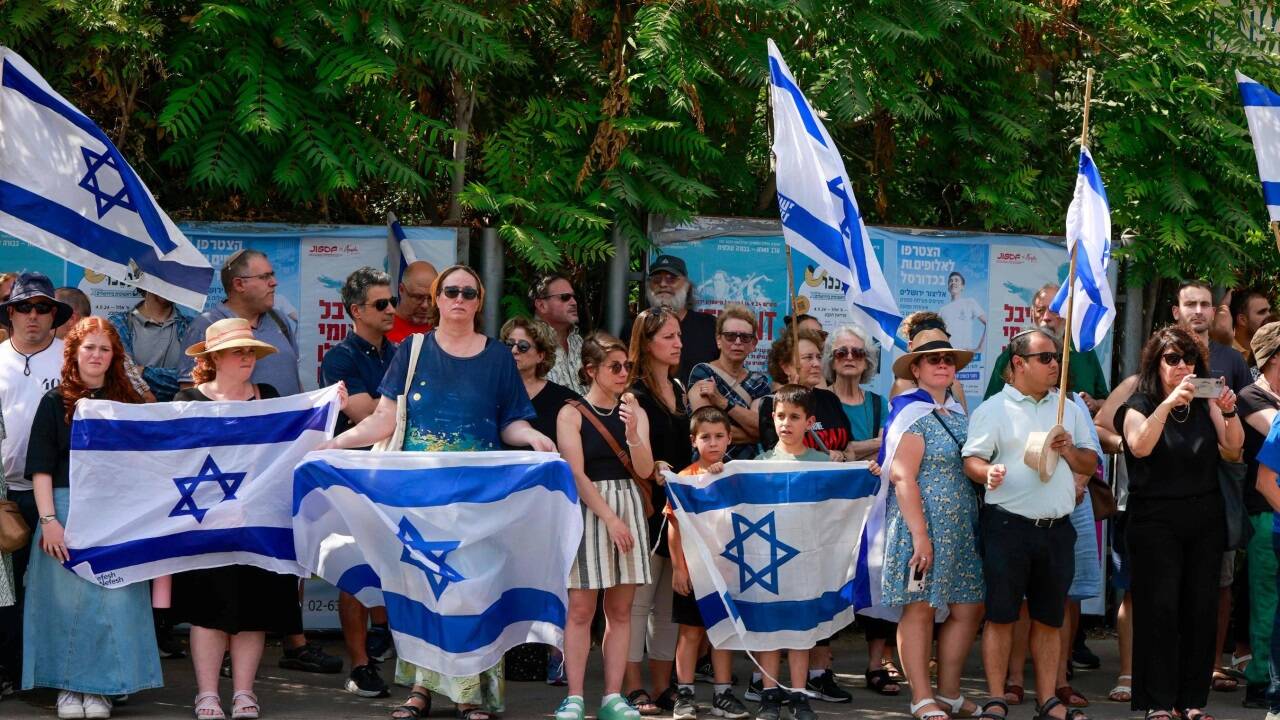 Seine Familie führte am Montag den Trauerzug für Hersh Goldberg-Polin an. Der 23-Jährige wurde in Jerusalem beerdigt. Viele Menschen zeigten ihre Anteilnahme und säumten den Weg zum Begräbnis. 
