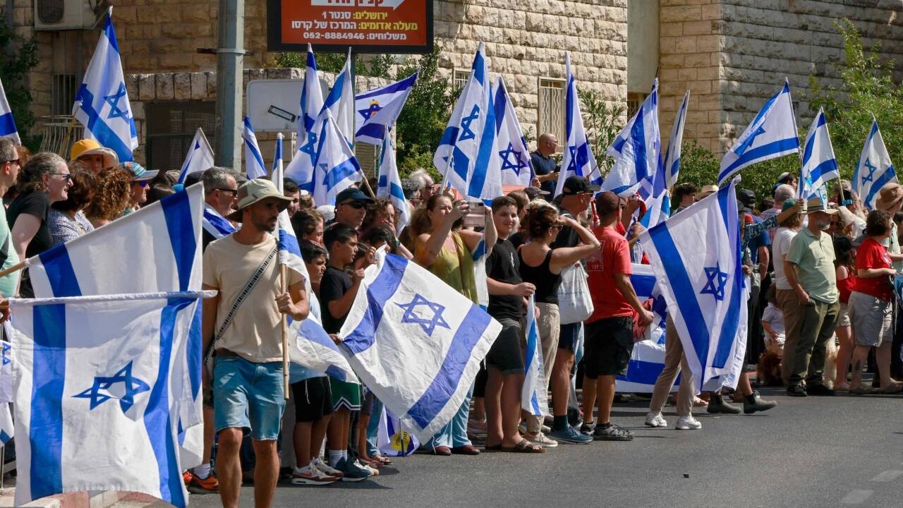 Seine Familie führte am Montag den Trauerzug für Hersh Goldberg-Polin an. Der 23-Jährige wurde in Jerusalem beerdigt. Viele Menschen zeigten ihre Anteilnahme und säumten den Weg zum Begräbnis. 