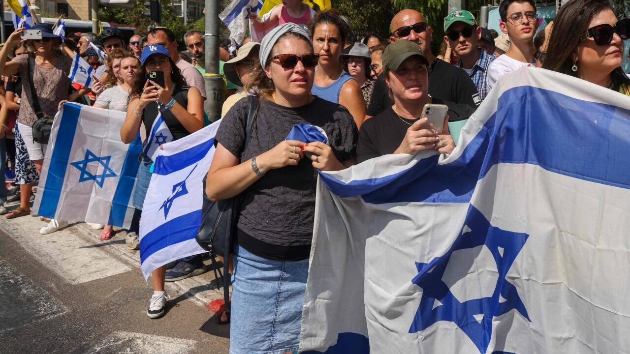 Seine Familie führte am Montag den Trauerzug für Hersh Goldberg-Polin an. Der 23-Jährige wurde in Jerusalem beerdigt. Viele Menschen zeigten ihre Anteilnahme und säumten den Weg zum Begräbnis. 