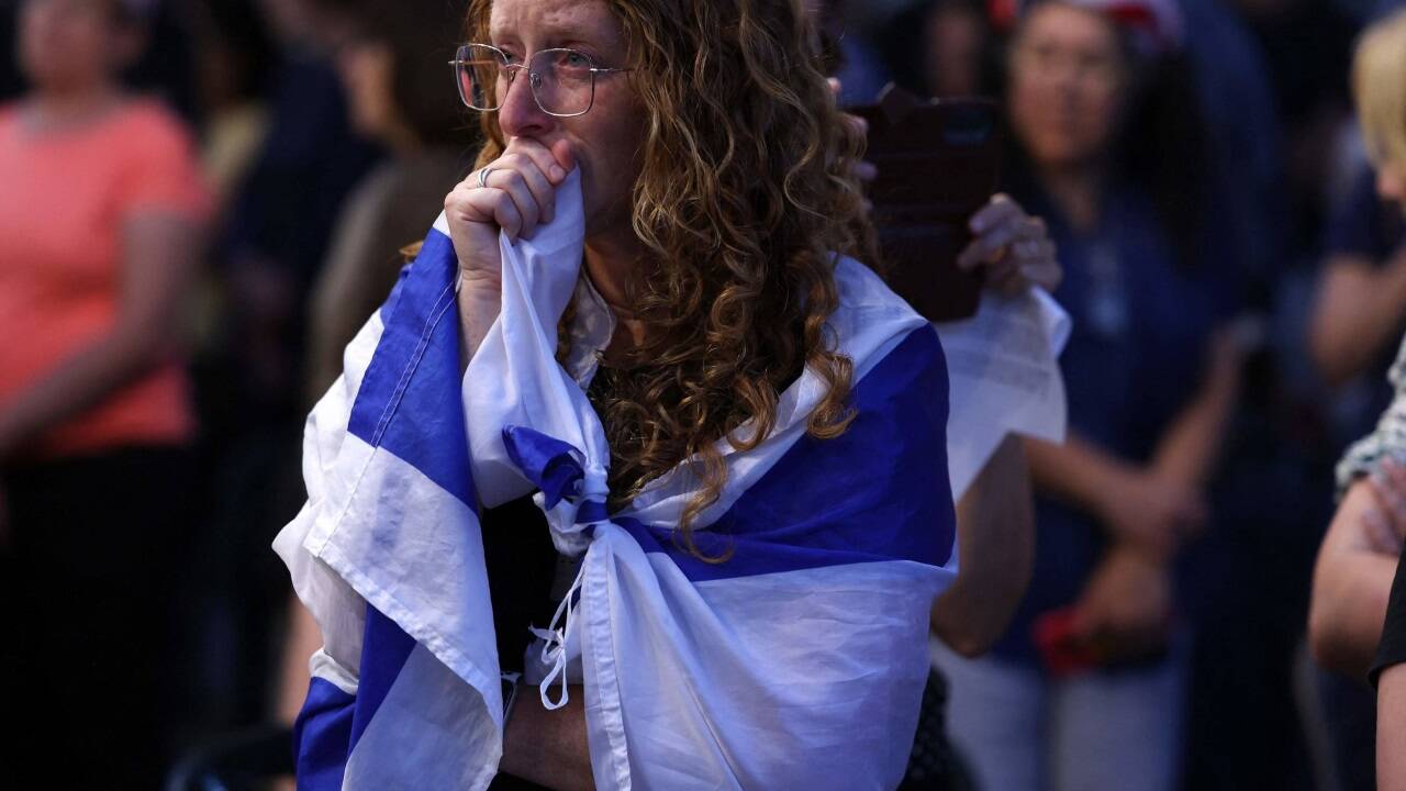 Seine Familie führte am Montag den Trauerzug für Hersh Goldberg-Polin an. Der 23-Jährige wurde in Jerusalem beerdigt. Viele Menschen zeigten ihre Anteilnahme und säumten den Weg zum Begräbnis. 