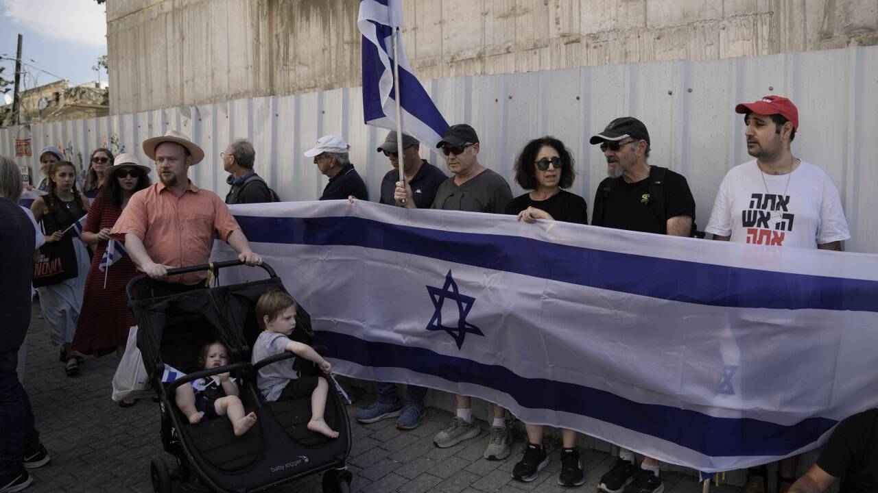 Seine Familie führte am Montag den Trauerzug für Hersh Goldberg-Polin an. Der 23-Jährige wurde in Jerusalem beerdigt. Viele Menschen zeigten ihre Anteilnahme und säumten den Weg zum Begräbnis. 