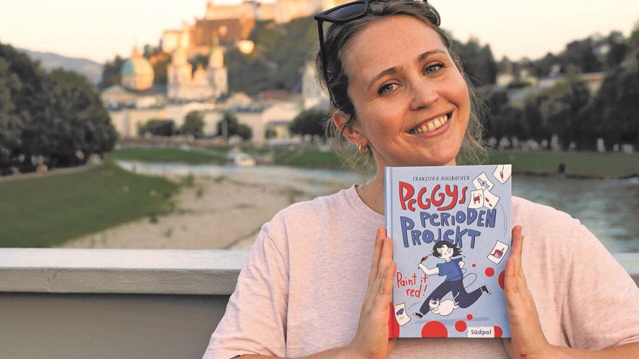 Die Autorin Franziska Höllbacher mit ihrem Debütroman.  