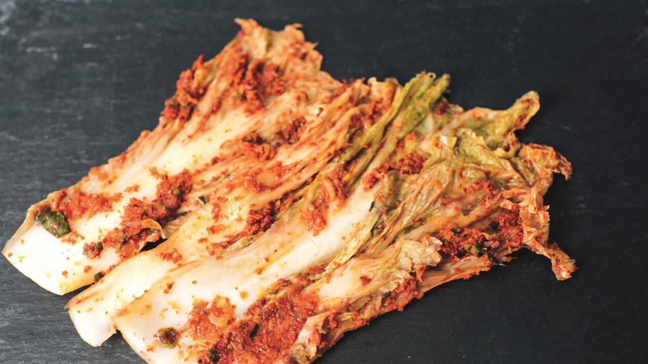 Das feste und fette Fleisch des Karpfens macht ihn zu einem guten Ersatz für Meeresfische. Er harmoniert hervorragend mit würzig-scharf fermentierten Chinakohlblättern und Erdäpfeln.  