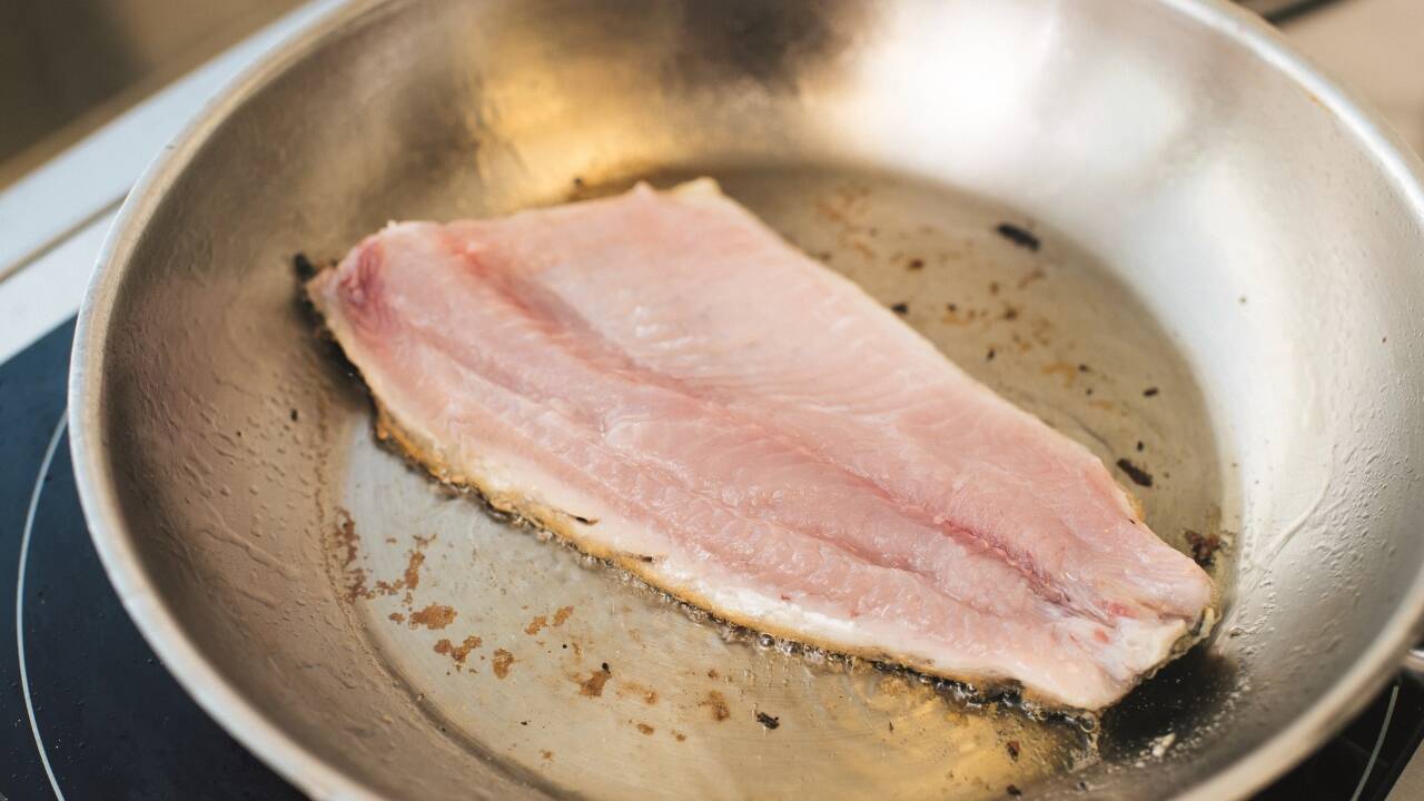 Das feste und fette Fleisch des Karpfens macht ihn zu einem guten Ersatz für Meeresfische. Er harmoniert hervorragend mit würzig-scharf fermentierten Chinakohlblättern und Erdäpfeln.  
