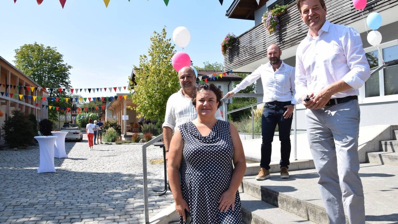 Beim Jubiläumsfest v. l. Wolfgang Arming (SOS-Kinderdorfleiter Salzburg), Irene Hochegger (Pädagogische Leitung Mutter-Kind-Wohnen), Christian Rudisch (GL SOS-Kinderdorf Österreich) und Christian Moser (GF SOS-Kinderdorf Österreich). Beim Jubiläumsfest v. l. Wolfgang Arming (SOS-Kinderdorfleiter Salzburg), Irene Hochegger (Pädagogische Leitung Mutter-Kind-Wohnen), Christian Rudisch (GL SOS-Kinderdorf Österreich) und Christian Moser (GF SOS-Kinderdorf Österreich).
