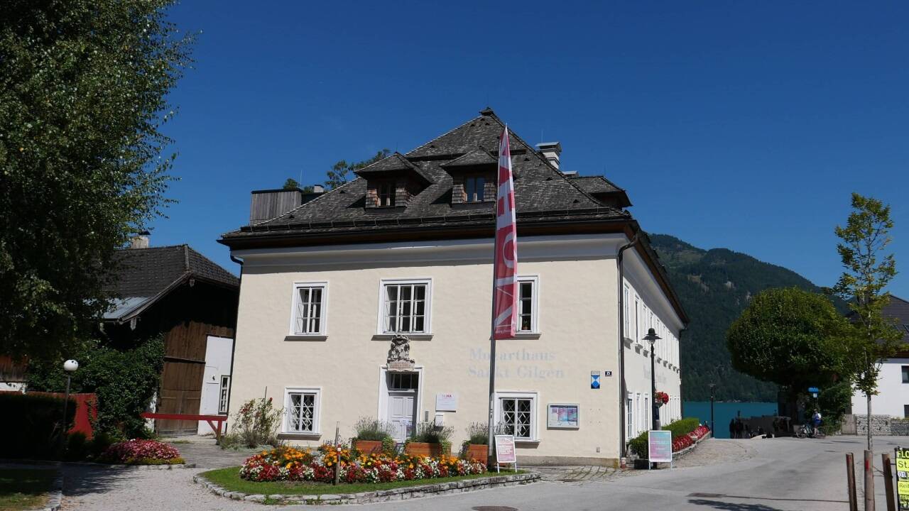 Im ehemaligen Bezirksgericht in St. Gilgen wurde Mozarts Mutter Anna Maria Walburga Pertl geboren. Im ehemaligen Bezirksgericht in St. Gilgen wurde Mozarts Mutter Anna Maria Walburga Pertl geboren.