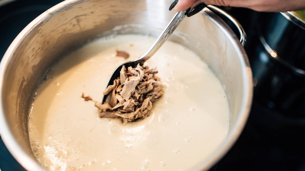 SN-Leserin Sieglinde Rettenbacher (auf dem kleinen Foto mit Oma Anna) verrät uns heute, wie Oma damals eingemachte Hühnersuppe gekocht hat.   SN-Leserin Sieglinde Rettenbacher (auf dem kleinen Foto mit Oma Anna) verrät uns heute, wie Oma damals eingemachte Hühnersuppe gekocht hat.
