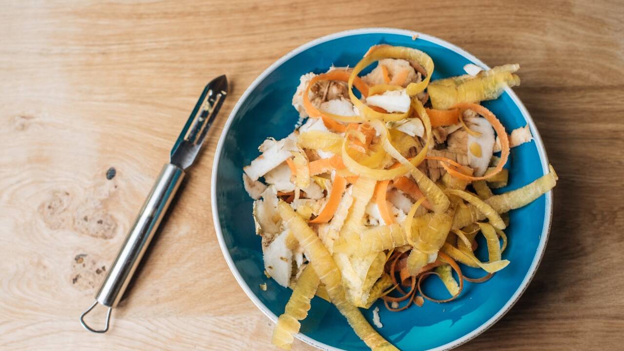 SN-Leserin Sieglinde Rettenbacher (auf dem kleinen Foto mit Oma Anna) verrät uns heute, wie Oma damals eingemachte Hühnersuppe gekocht hat.   SN-Leserin Sieglinde Rettenbacher (auf dem kleinen Foto mit Oma Anna) verrät uns heute, wie Oma damals eingemachte Hühnersuppe gekocht hat.