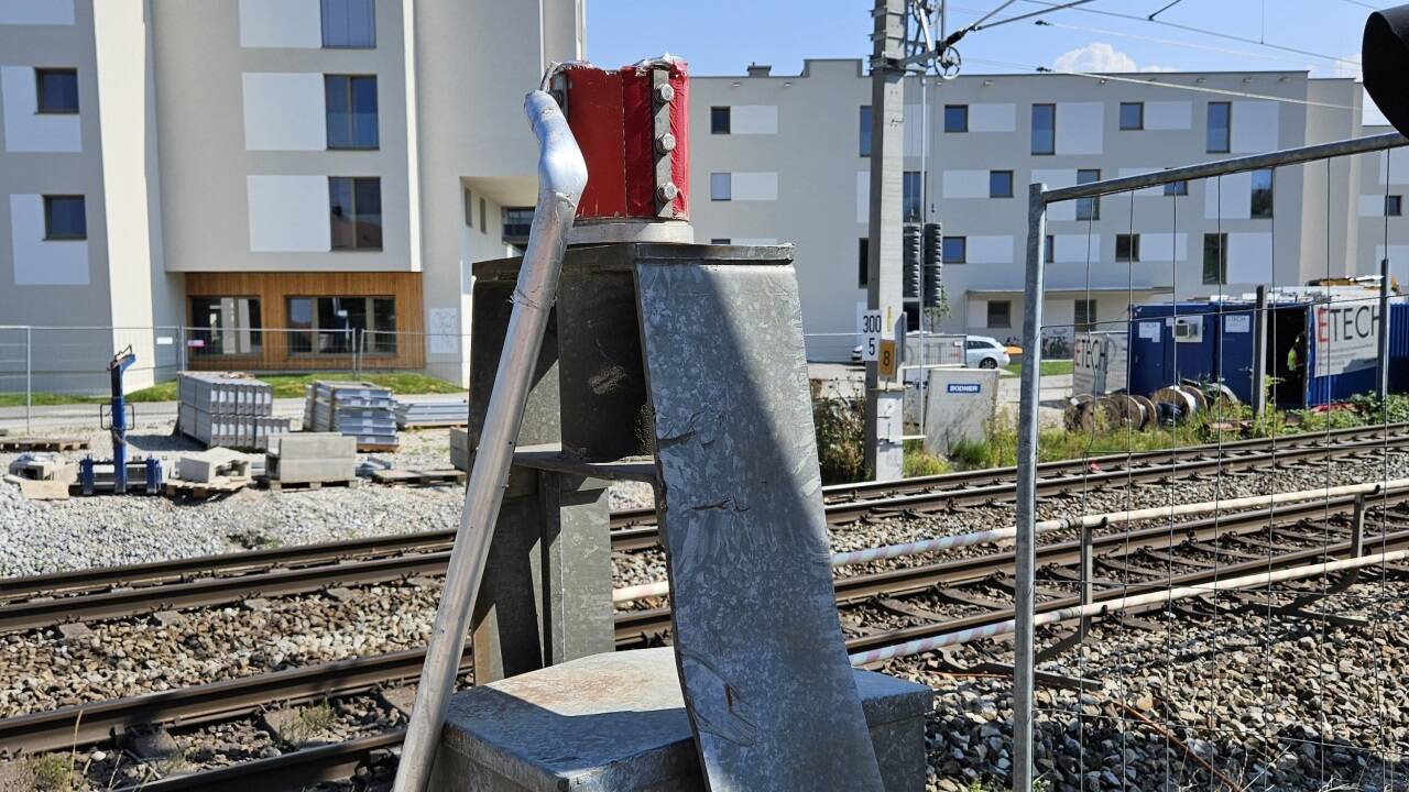 Von der Schrankenanlage blieb nach dem Unfall nur der Stumpf übrig ...  