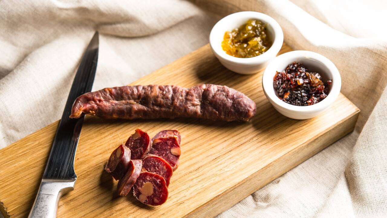 Aus der Schatzkammer der Blauen Gans: Gänsesalami, Gänseherzen und Gänsebrust. Peter Gaiger serviert Andreas Gfrerer und Martin Bauernfeind Confierte Gänsebeugel.  