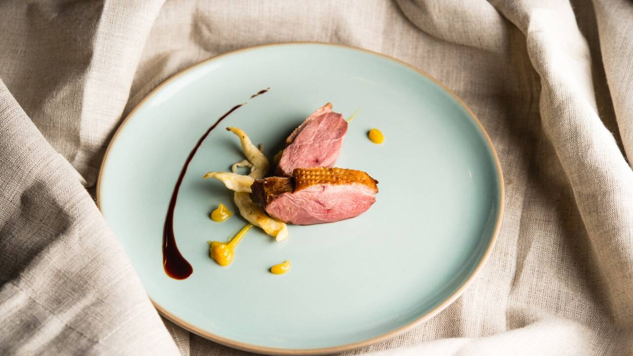 Aus der Schatzkammer der Blauen Gans: Gänsesalami, Gänseherzen und Gänsebrust. Peter Gaiger serviert Andreas Gfrerer und Martin Bauernfeind Confierte Gänsebeugel.  