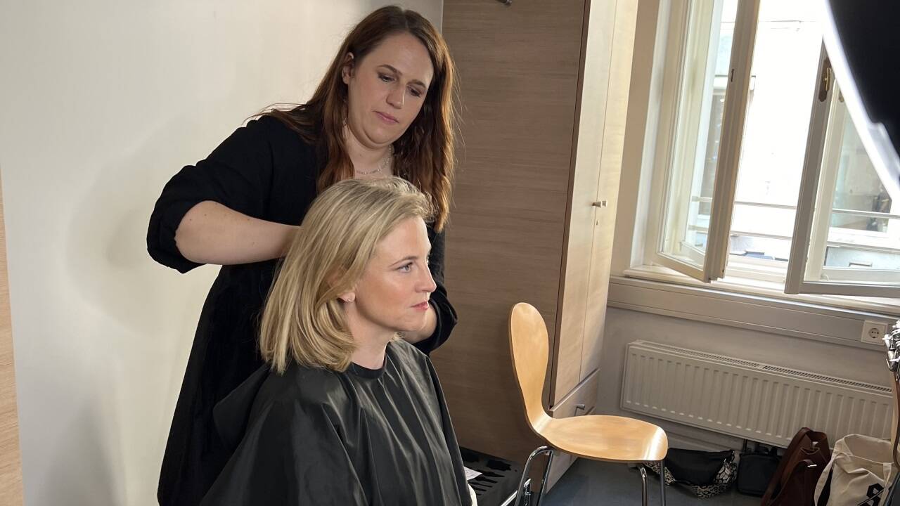 Neos-Chefin Beate Meinl-Reisinger wurde in der Maske noch kurz aufgefrischt. 