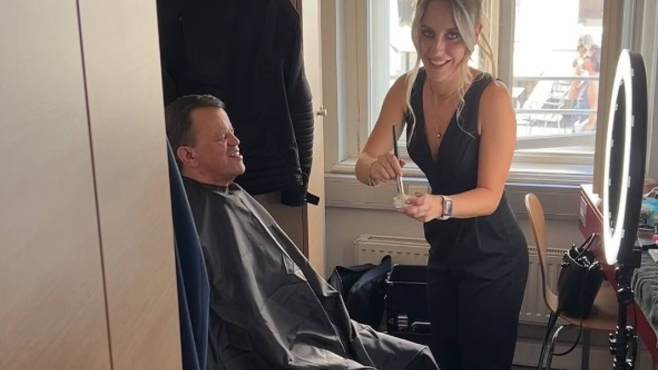 SN-Chefredakteur Manfred Perterer in der Maske. 