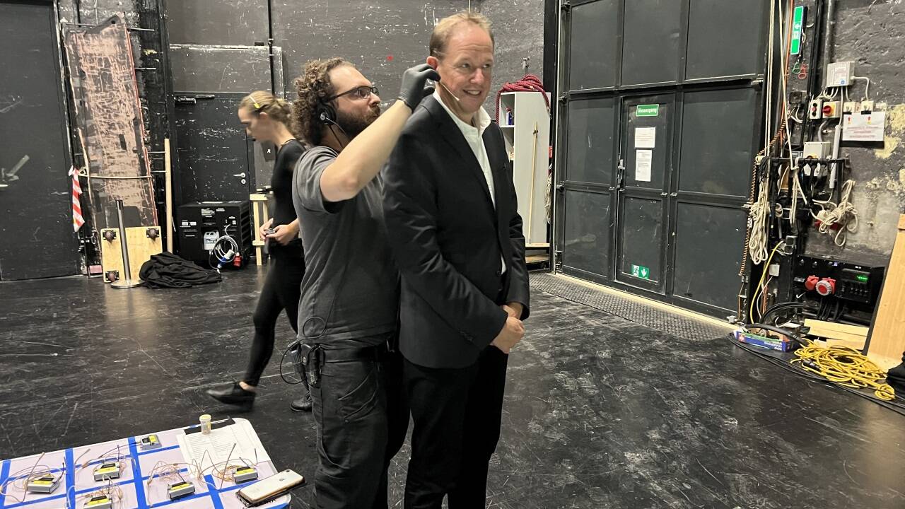 Intendant des Salzburger Festspielhauses Carl Philip von Maldeghem wurde vor seinen Eröffnungsworten verkabelt. 