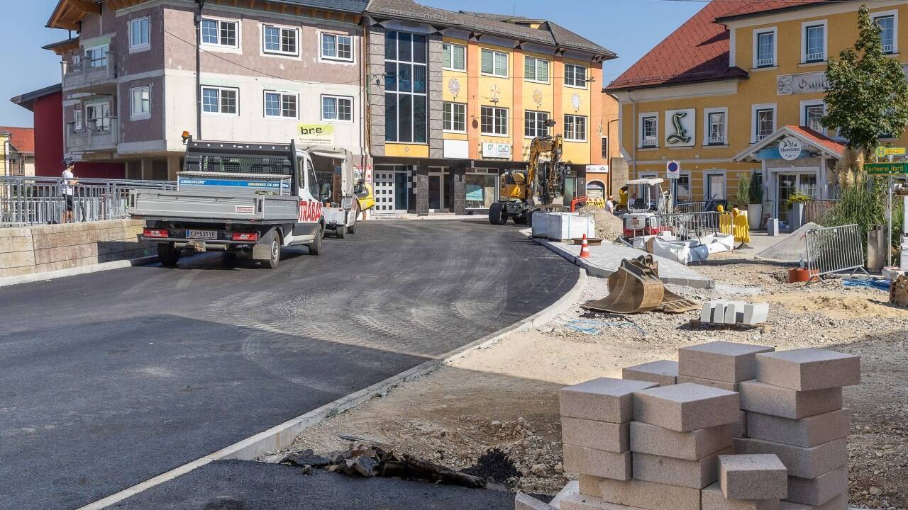 Die Fahrbahn hat eine neue Asphaltdecke. Die restlichen Granitsteine müssen noch auf den Gehsteigen verlegt werden.  