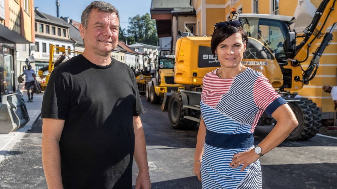 Bürgermeisterin Tanja Kreer und Unternehmer Mario Adam freuen sich, dass die Zeit der Straßensperre in Straßwalchen bald vorbei ist. 