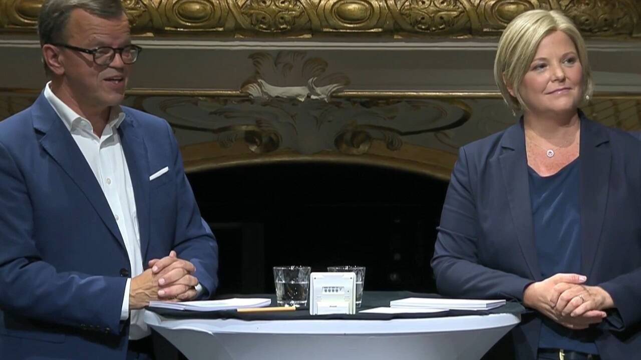 Chefredakteur Manfred Perterer (SN) und Chefredakteurin Susanne Dickstein (ÖON) moderierten den Schlagabtausch.  
