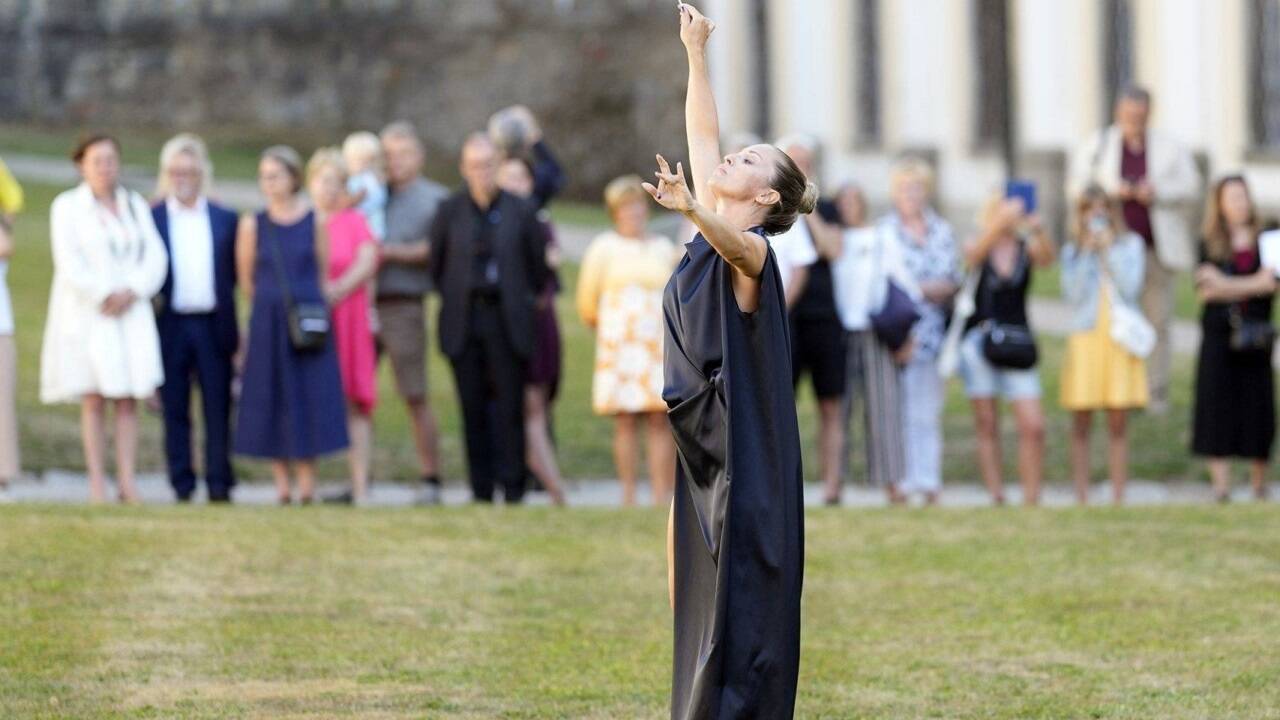 Tanzperformance „I Anton“ auf der Stiftswiese. 