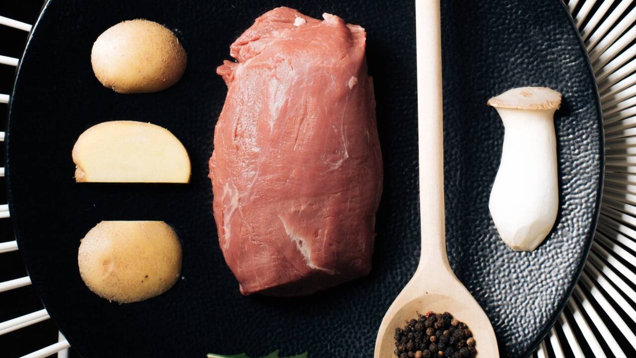 Ein Gericht, das verführerischen Genuss ausstrahlt: Filetsteaks mit Kräuterseitlingen, Rucola und Erdäpfel-Parmesan-Püree.  