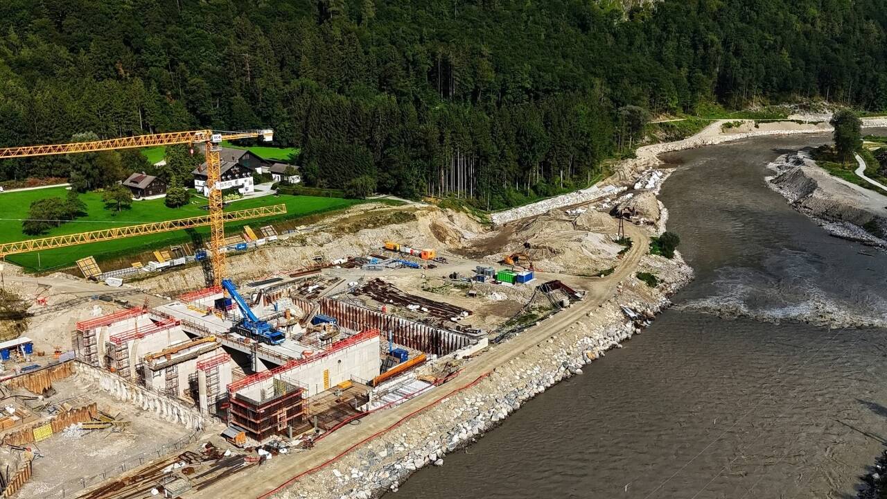 Beim Bau des Kraftwerks in Stegenwald war im Juni bereits Halbzeit. Doch nun fehlt nach einem Erkenntnis des Verwaltungsgerichtshofs die naturschutzrechtliche Bewilligung. Es geht unter anderem um Ermittlungsmängel beim Artenschutz, darunter die Haselmauspopulation.  