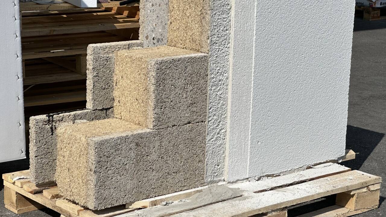 Der Holzbeton-Mantelstein besteht aus einem recycliertem Betonkern, einer aus Grünschnittfasern gepressten Dämmplatte und einem vollmineralischen Dreilagenputz. Der „futureBloc – S“ ist zu 100% kreislauffähig. 
