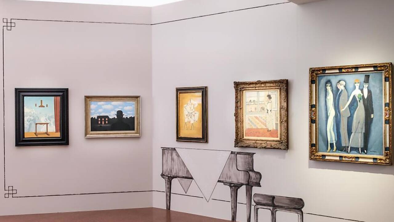 Markus Schinwald gestaltete Ausstellungsdisplay mit Salon-Charakter 