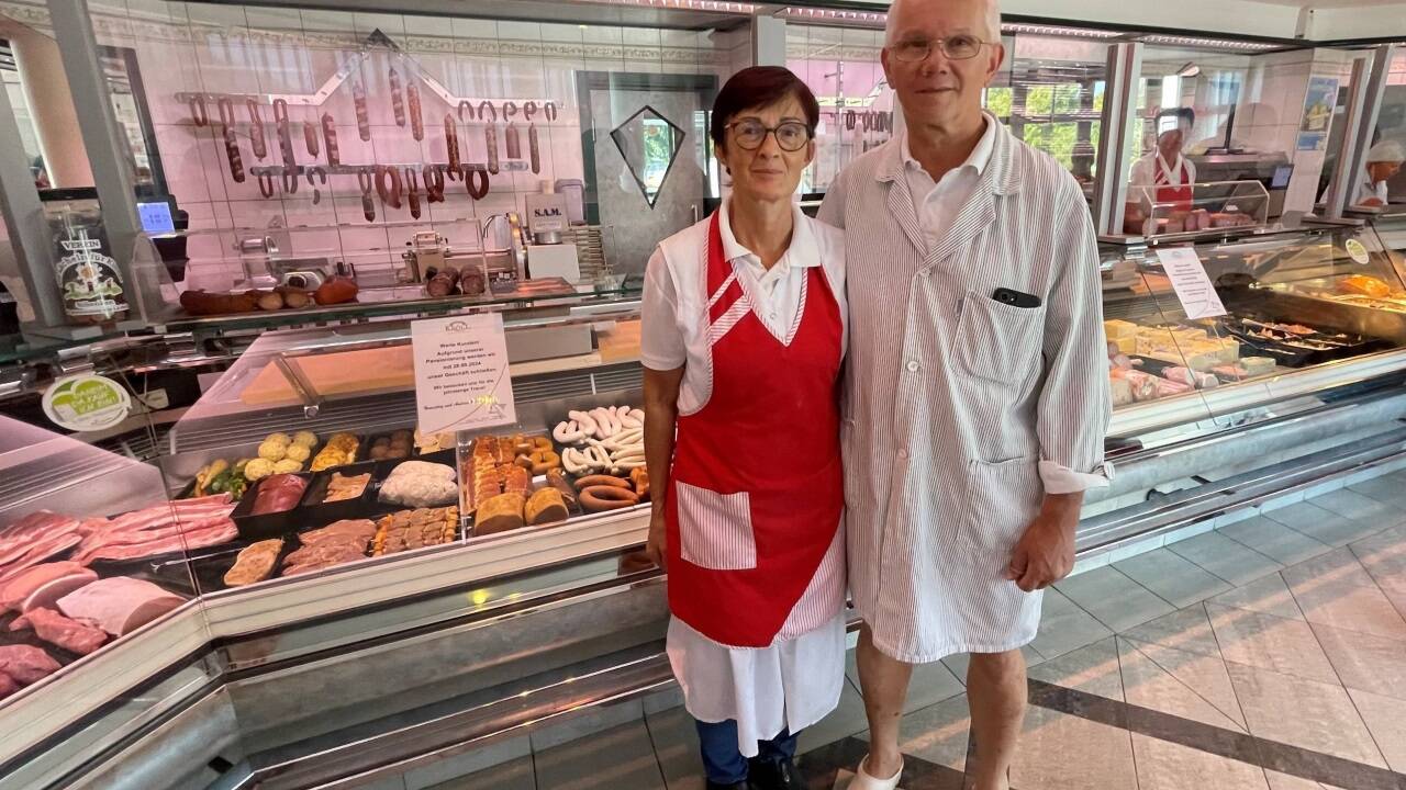 Andrea und Hans Jörg Kröll in ihrer Fleischerei in Walserfeld. Das Geschäft sperrt Ende des Monats zu. 