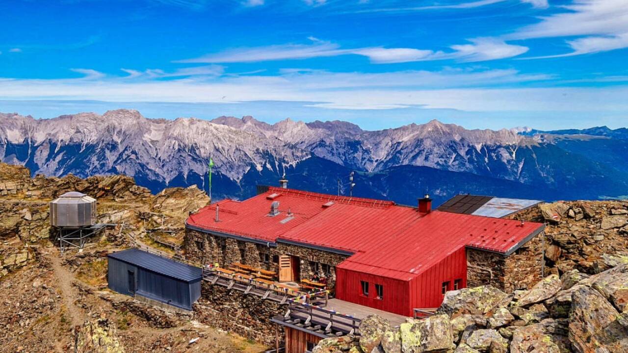 Die Glungezer-Hütte des Alpenvereins Hall in Tirol auf 2610 Metern wurde 1932 erbaut, die Stube aus der damaligen Zeit steht unter Denkmalschutz. 