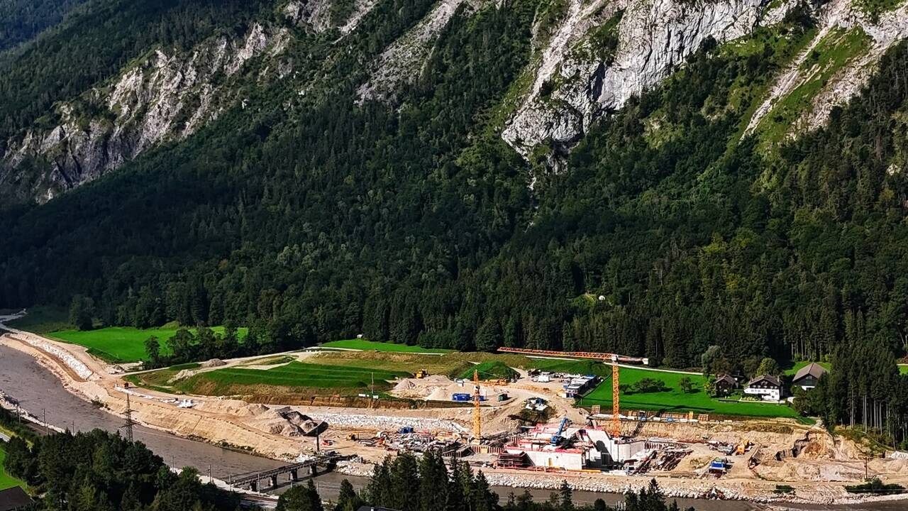 Die Arbeiten in der Salzach sind eingestellt, außerhalb wird weiter am künftigen Kraftwerkshaus gebaut.  