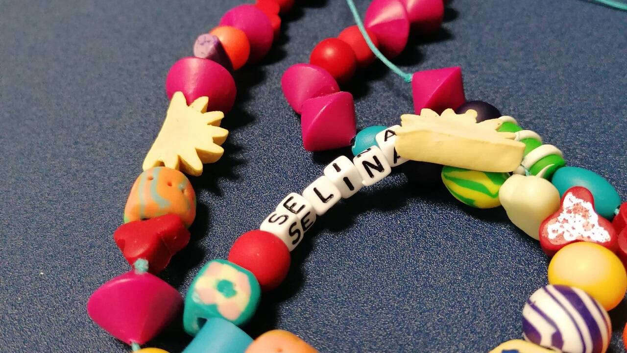 Selinas Mutperlenkette: Die Kinder bekommen eine bestimmte Perle für bestimmte Sachen, die sie geschafft haben im Krankenhaus, etwa eine Blutabnahme oder MRT. Je länger eine Therapie dauert, desto länger wird die Kette. 