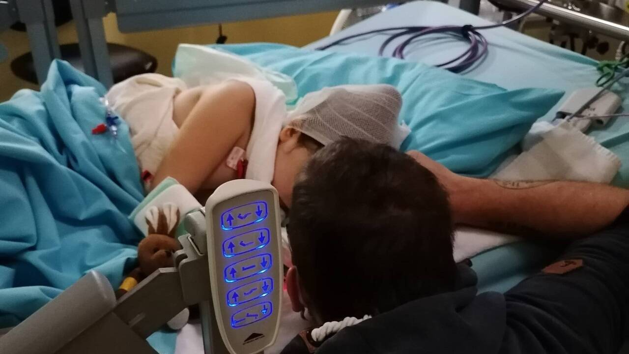 Selina nach der Operation mit ihrem Vater im Krankenhaus. Der Verein NF-Kinder freut sich über Spenden auf das Spendenkonto NF Kinder IBAN: AT 33 2032 0321 0028 0208 BIC: ASPKAT2LXXX. https://www.nfkinder.at/ <br /> 
