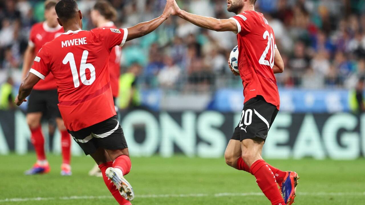 Phillipp Mwene und Konrad Laimer bejubelten ihre starke Aktion beim 1:1. 