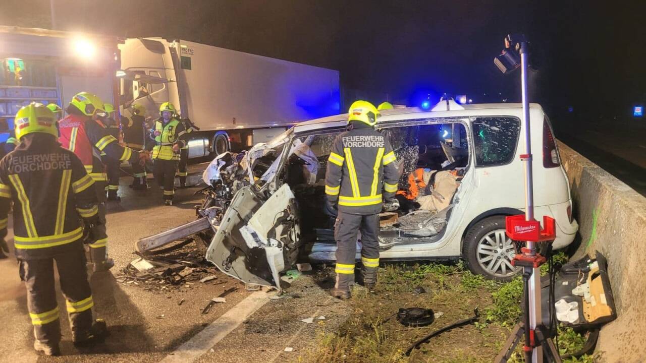 Beide Autos wurden schwer beschädigt. 