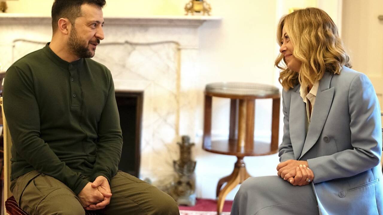 Giogia Meloni im Gespräch mit Wolodymyr Selenskyj 