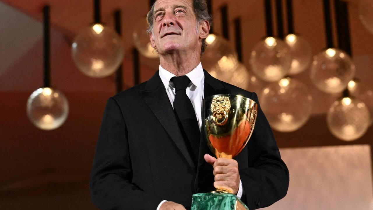 Schauspieler Vincent Lindon posierte stolz mit der Coppa Volpi, die er als bester Darsteller für den Film „Jouer avec le feu“ („The Quiet Son“) erhielt. 