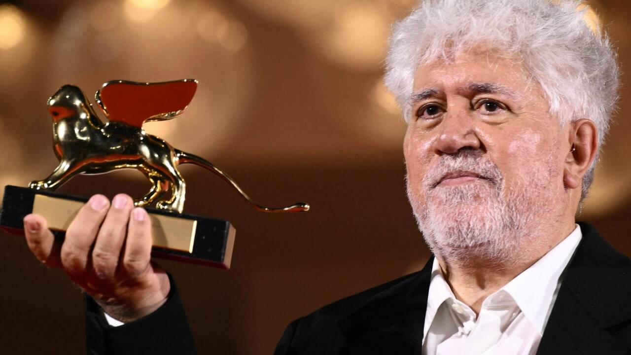 Der spanische Regisseur Pedro Almodóvar erhielt den goldenen Löwen für den besten Film für „The Room Next Door“. 
