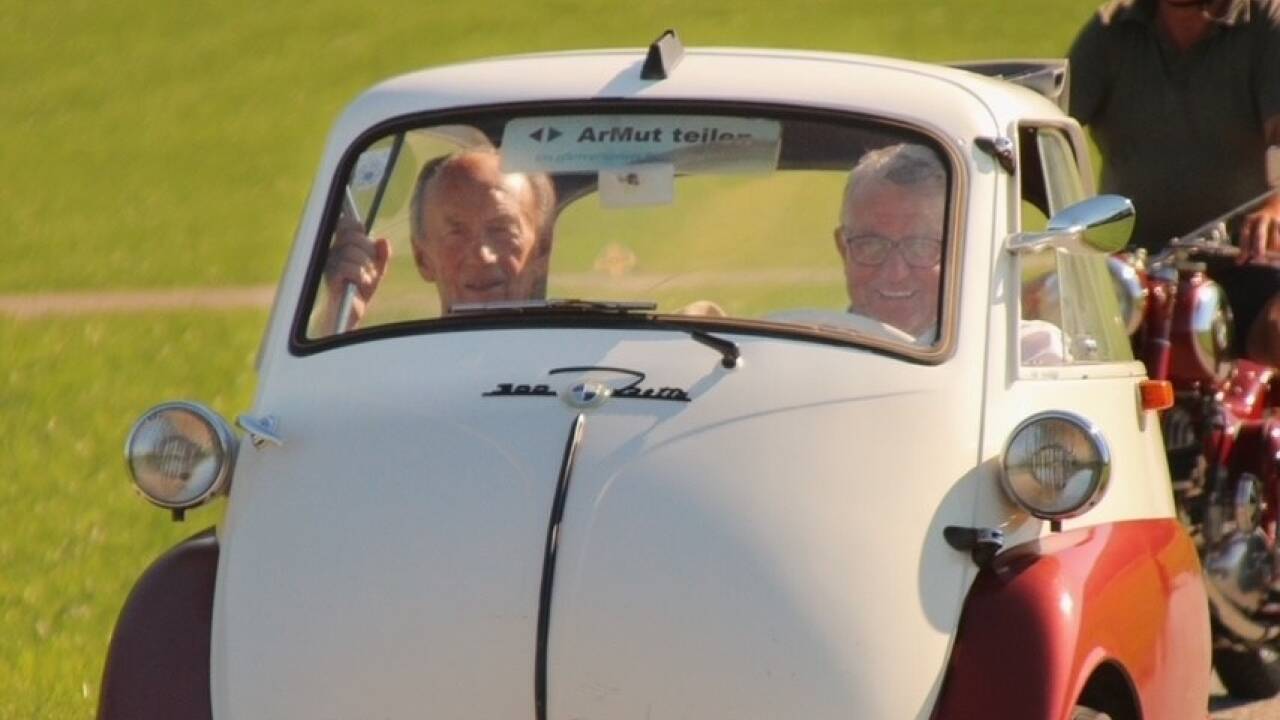 Der Thalgauer Johann Haas genoss die Ausfahrt in der Isetta von Thomas Neureiter. 