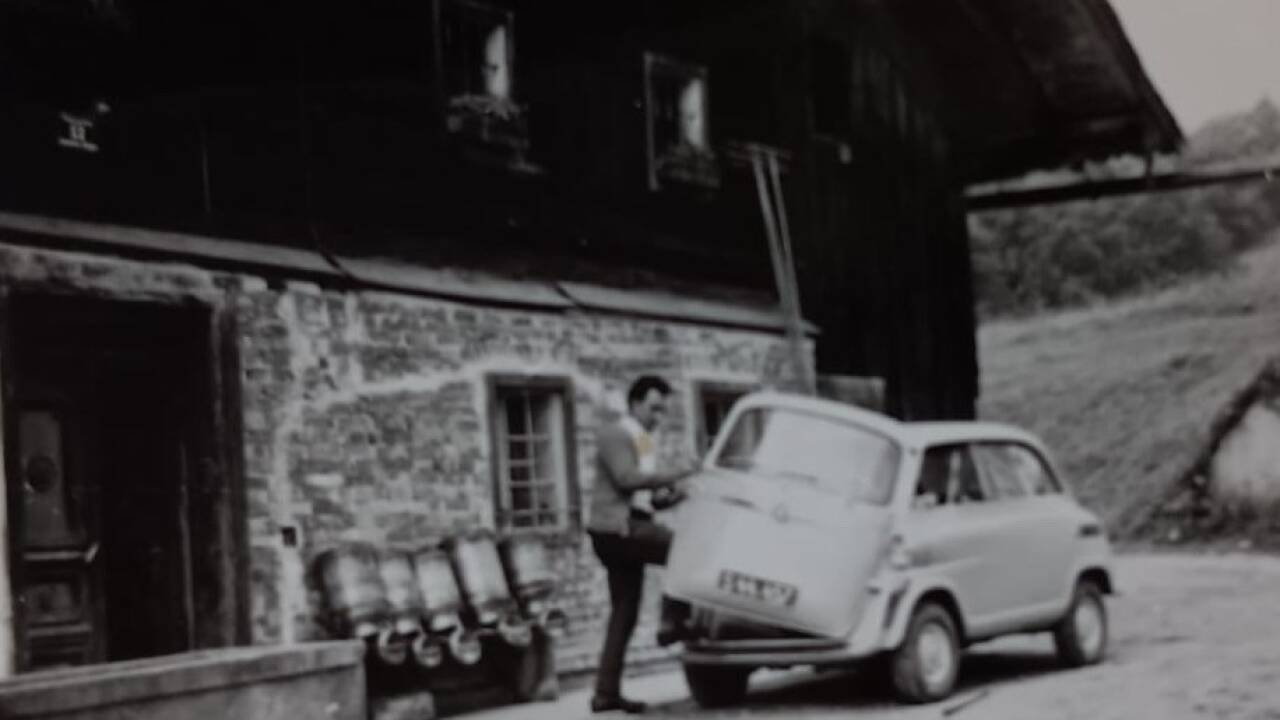 Johann Haas mit seiner Isetta von anno dazumal. Das Foto stammt aus dem Jahr 1962.  