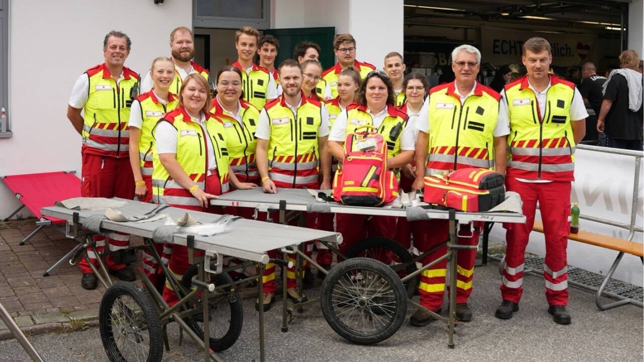 Rotkreuz-Teams beim Ambulanzdienst im Rahmen der „Böhse Onkelz“-Konzerte. 
