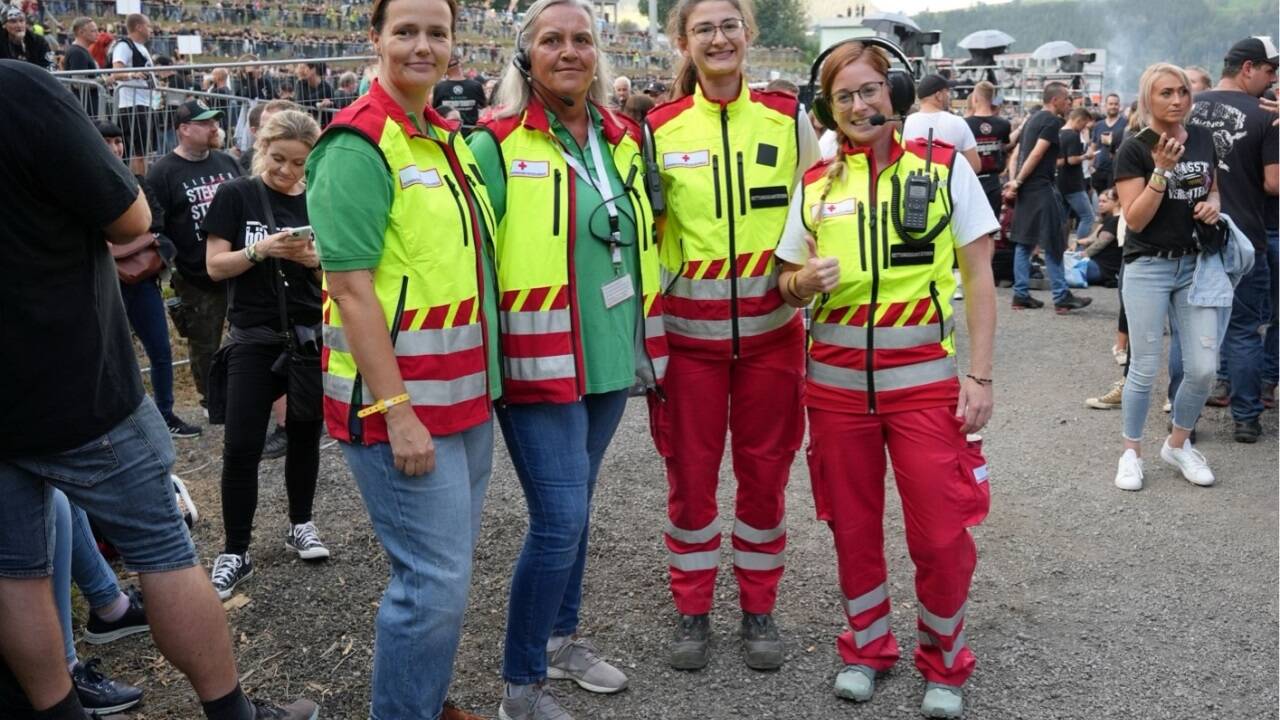 Rotkreuz-Teams beim Ambulanzdienst.<br /><br /> 
