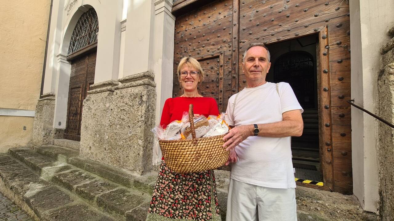 Andrea Nobis und Josef Hager vom Pfarrgemeinderat in Mülln mit dem „Pane di San Nicola“ vor der Pfarrkirche in Mülln.  