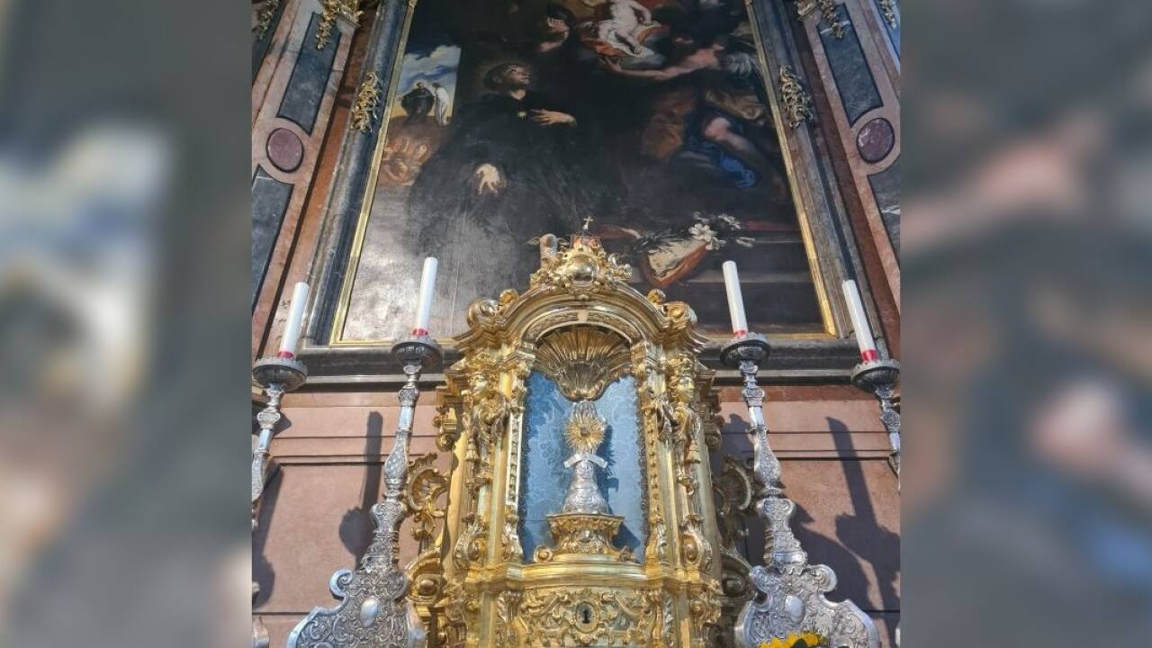 Eine Seitenkapelle in der Pfarrkirche Mülln ist dem Heiligen Nikolaus von Tolentino gewidmet. Vorne die Handreliquie aus dem Stift Michaelbeuern.  