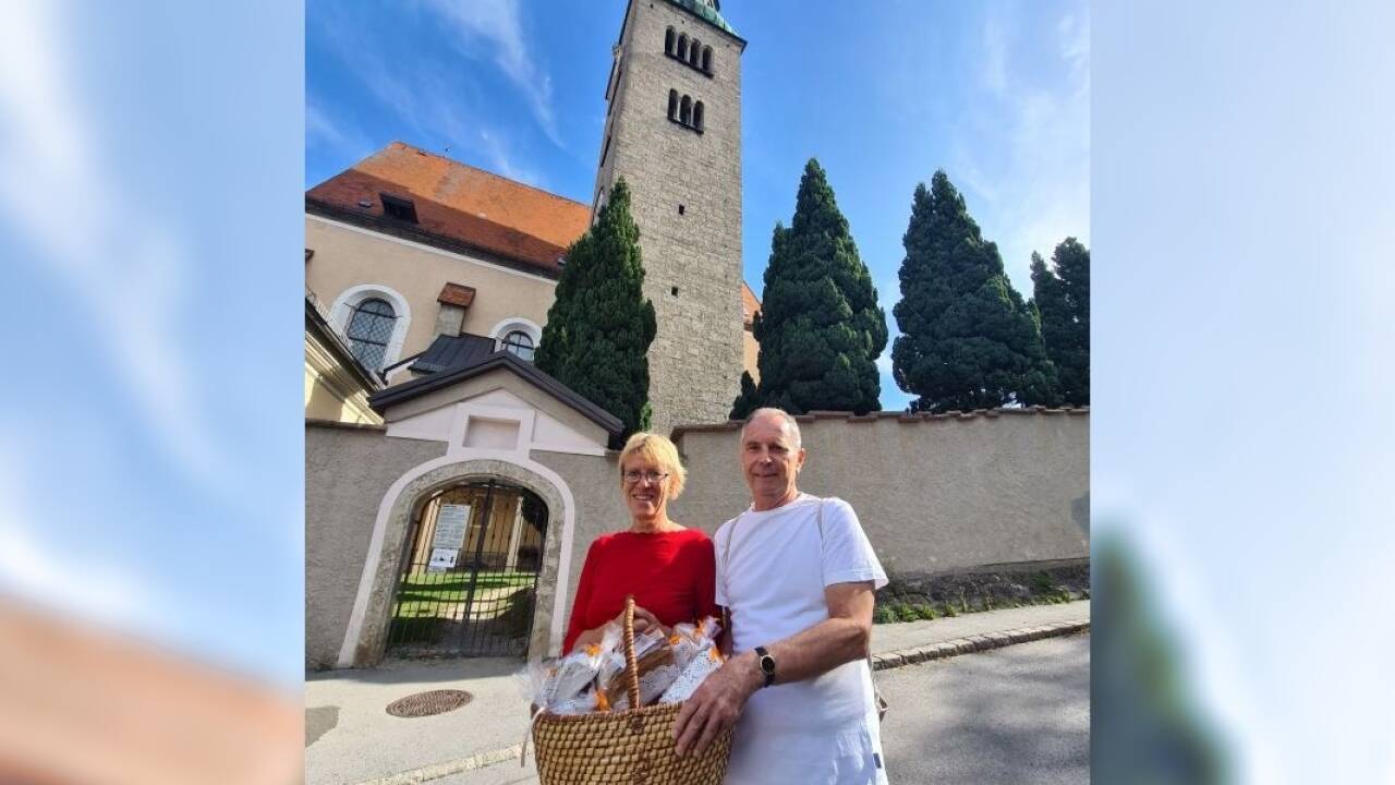 Andrea Nobis und Josef Hager vom Pfarrgemeinderat in Mülln mit dem „Pane di San Nicola“ vor der Pfarrkirche in Mülln.  