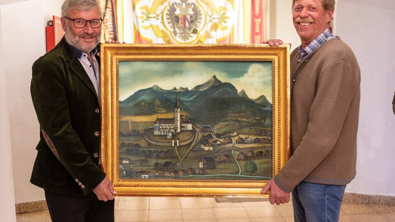 Peter Listberger und Franz Walchhofer mit dem historischen Gemälde der Gemeinde Altenmarkt. Peter Listberger und Franz Walchhofer mit dem historischen Gemälde der Gemeinde Altenmarkt.