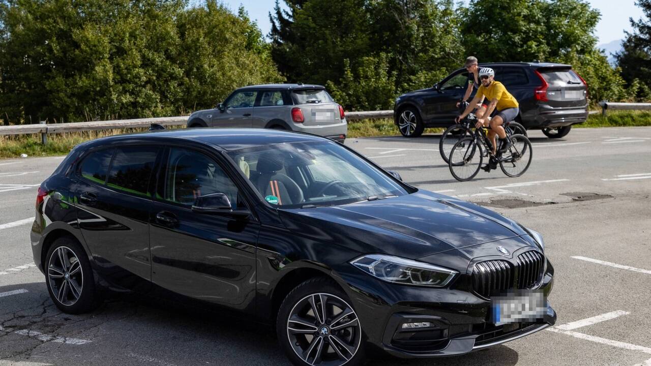 Die vereinzelten Autos auf der Gaisbergspitze waren bereits vor Inkrafttreten der Sperre um 9 Uhr hinaufgefahren. 
