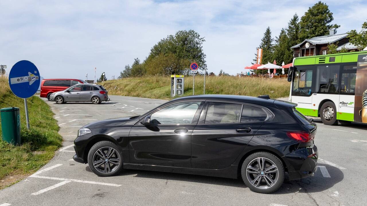 Vereinzelte Autos auf der Gaisbergspitze. 