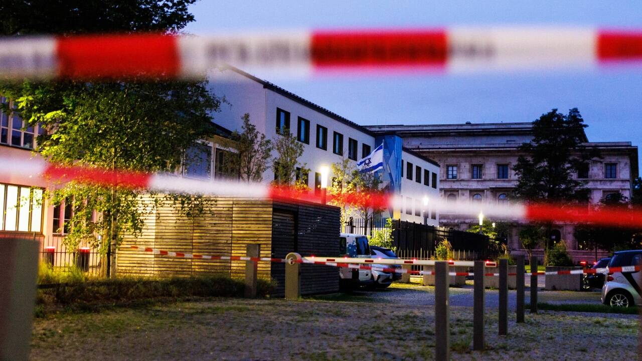 Polizeiabsperrung vor dem Israelischen Generalkonsulat in München.  